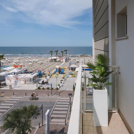 Hotel Augustus- Davanti A Noi C'E Solo Il Mare Misano Adriatico Luaran gambar