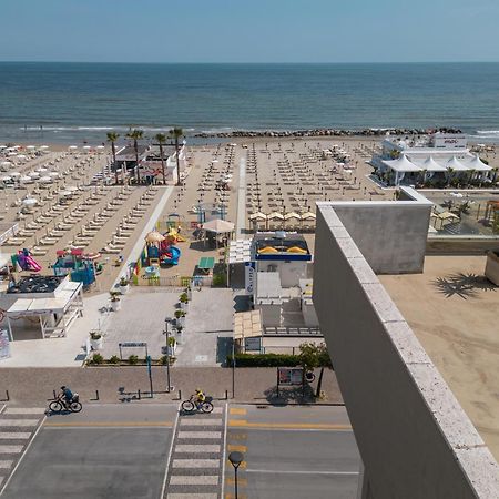 Hotel Augustus- Davanti A Noi C'E Solo Il Mare Misano Adriatico Luaran gambar