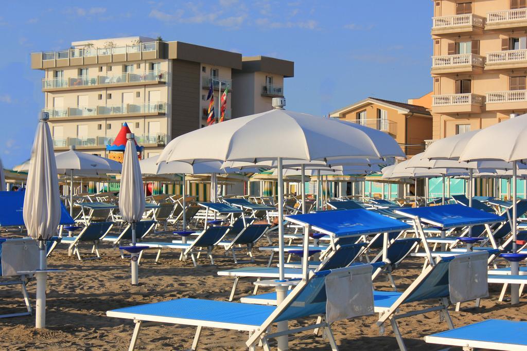 Hotel Augustus- Davanti A Noi C'E Solo Il Mare Misano Adriatico Luaran gambar