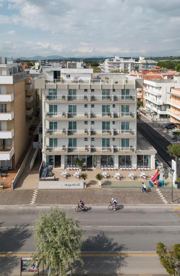 Hotel Augustus- Davanti A Noi C'E Solo Il Mare Misano Adriatico Luaran gambar