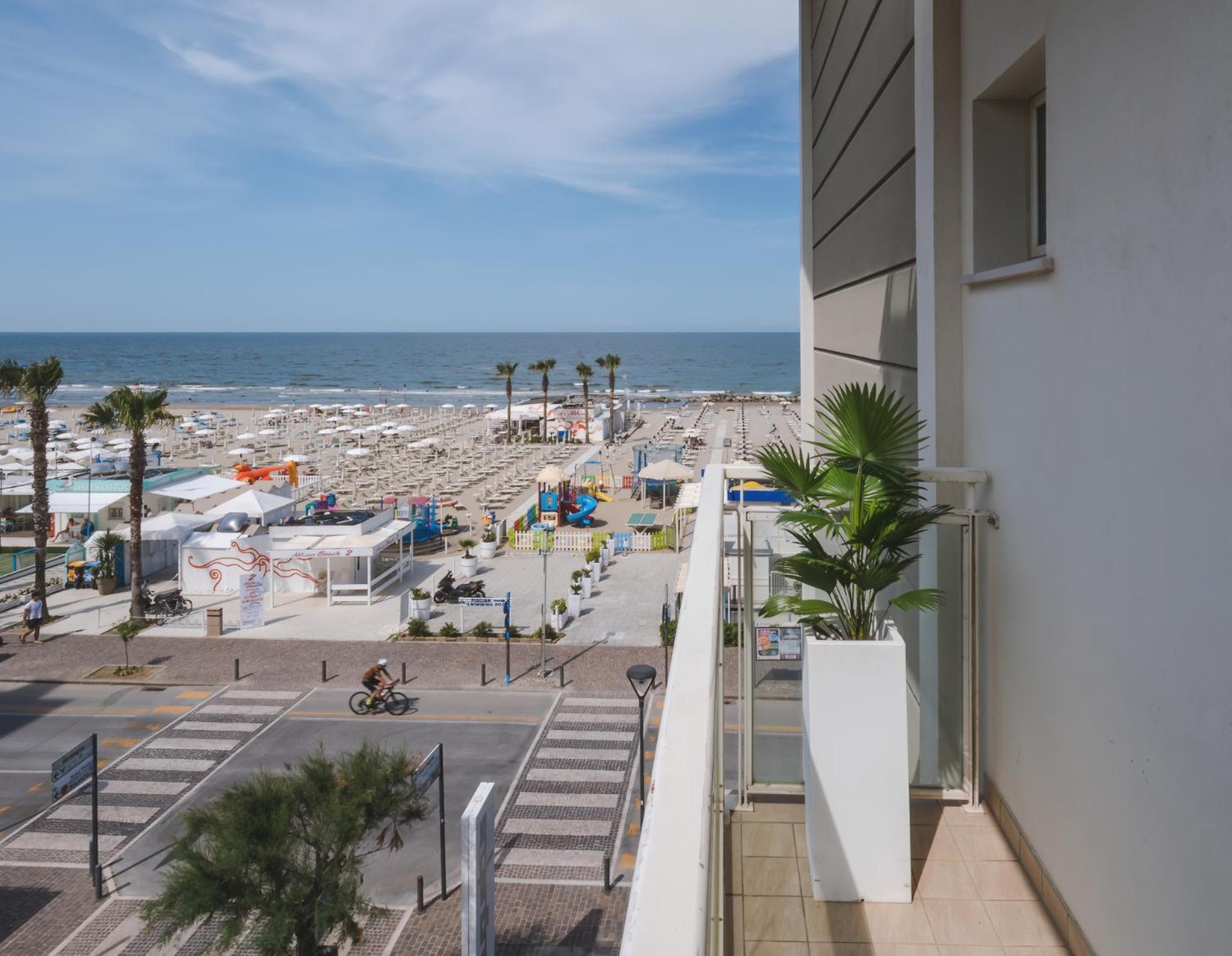 Hotel Augustus- Davanti A Noi C'E Solo Il Mare Misano Adriatico Luaran gambar