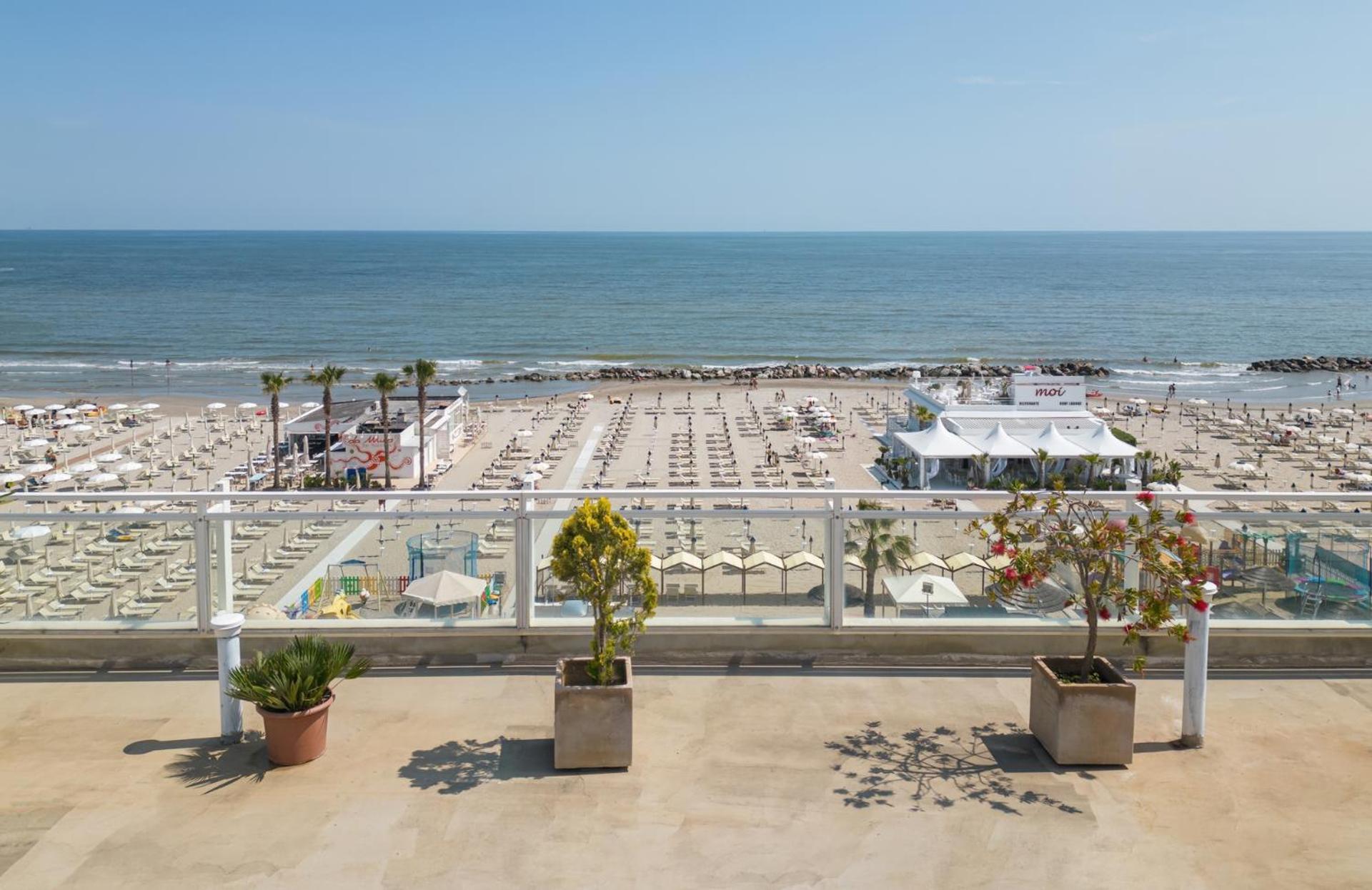 Hotel Augustus- Davanti A Noi C'E Solo Il Mare Misano Adriatico Luaran gambar