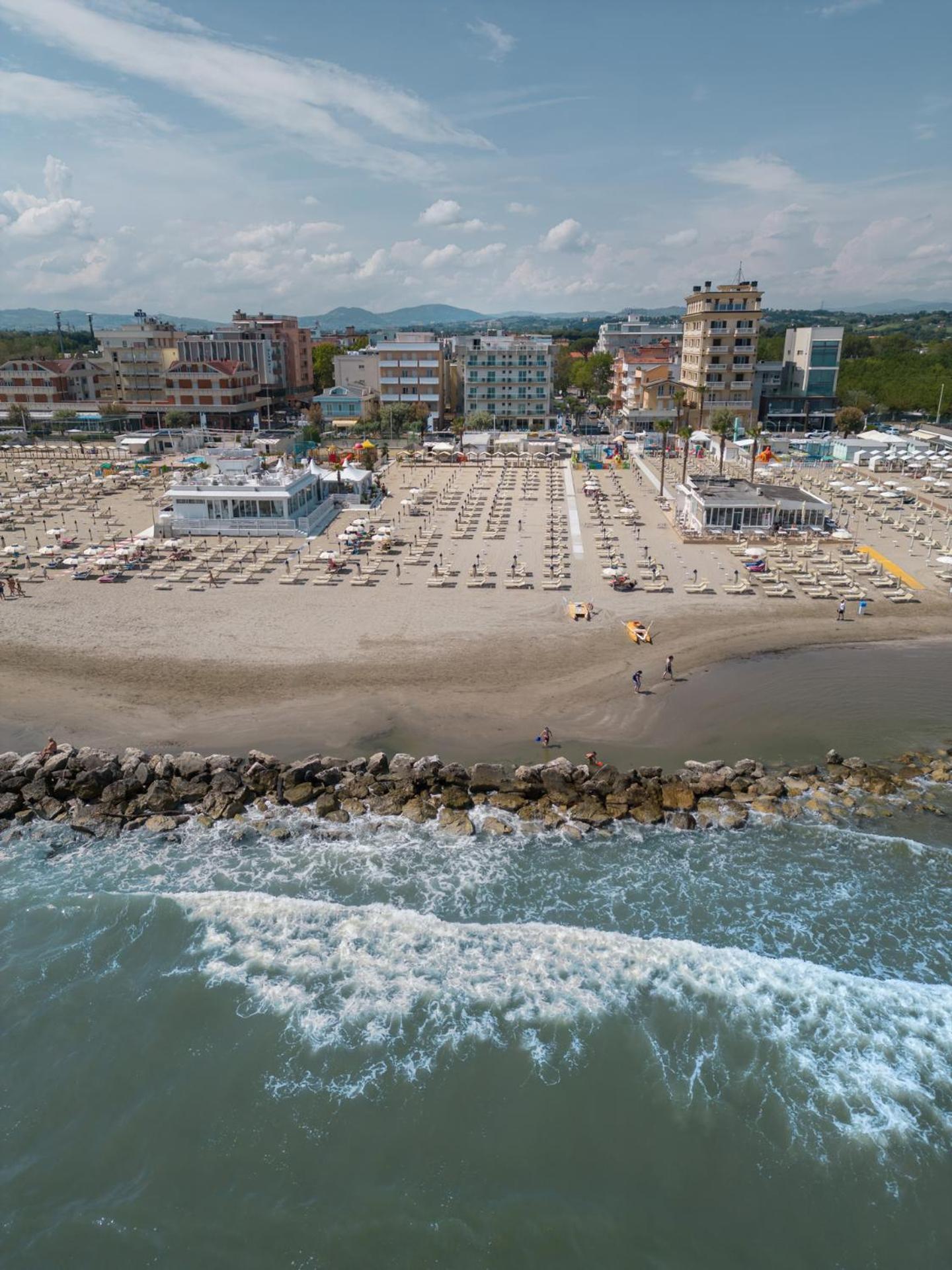 Hotel Augustus- Davanti A Noi C'E Solo Il Mare Misano Adriatico Luaran gambar