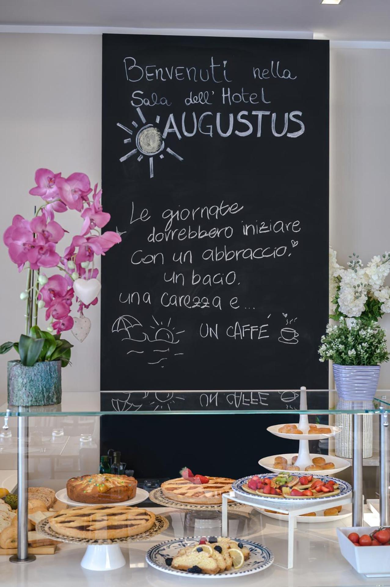 Hotel Augustus- Davanti A Noi C'E Solo Il Mare Misano Adriatico Luaran gambar