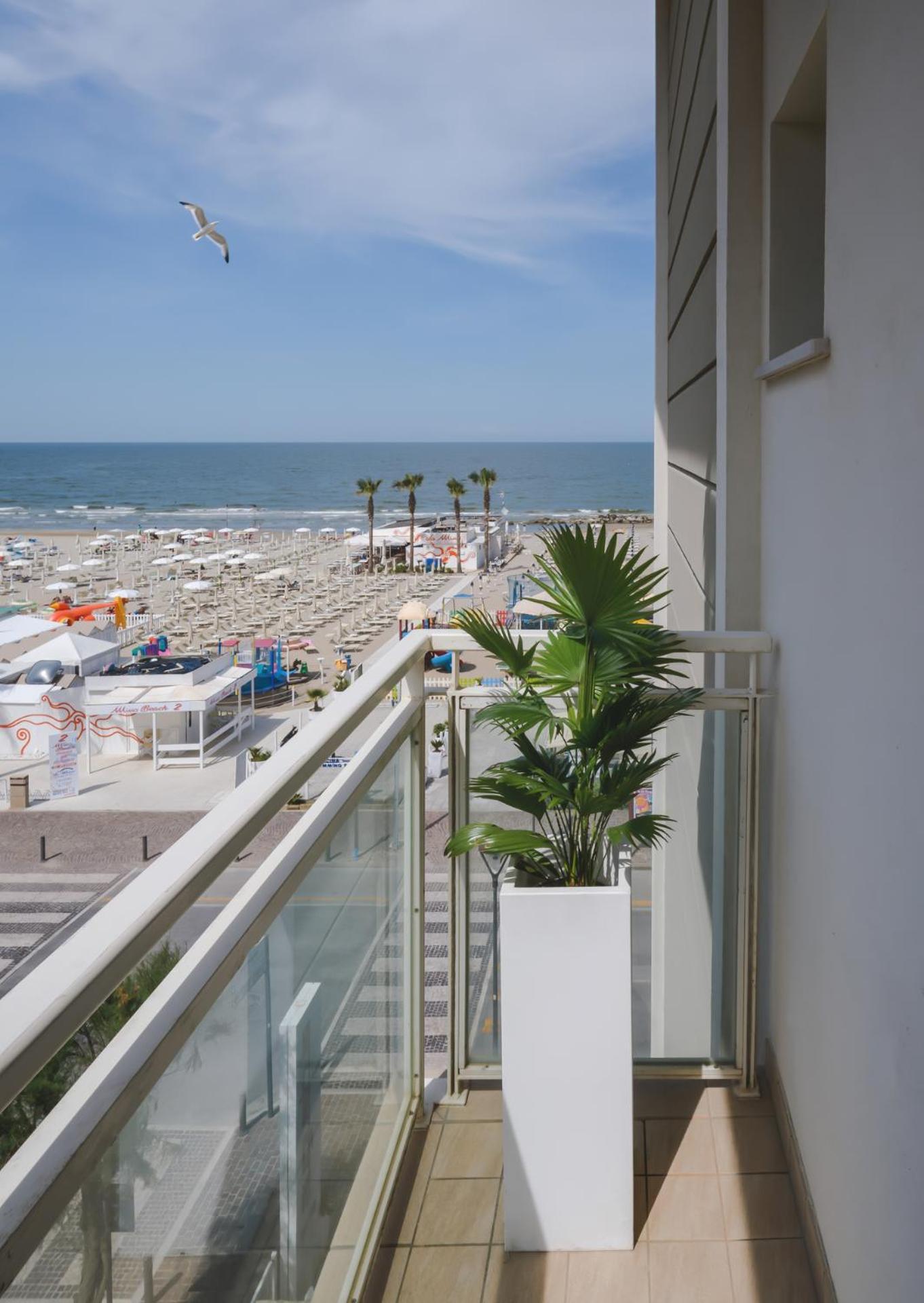 Hotel Augustus- Davanti A Noi C'E Solo Il Mare Misano Adriatico Luaran gambar